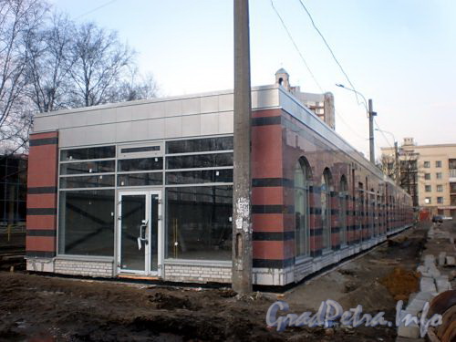 Строительство крытой пешеходной зоны с элементами торговли на Енотаевской улице. Фото апрель 2010 г.