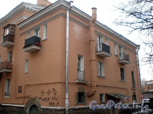 Енотаевская ул., д. 10. Вид на торец здания со двора. Фото апрель 2010 г.