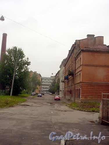Перспектива Астраханской улицы от Финляндского проспекта в сторону Сахарного переулка. Фото август 2004 г.