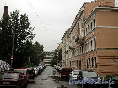 Перспектива Астраханской улицы от Финляндского проспекта в сторону Сахарного переулка. Фото август 2010 г.