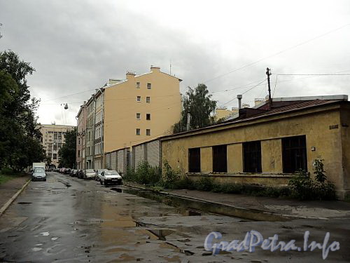 Перспектива Астраханской улицы от Сахарного переулка в сторону Финляндского проспекта. Фото август 2010 г.