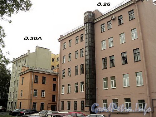 Дома 26, 28, лит. А и 30, лит. А по Астраханской улице. Вид со двора. Фото август 2010 г.