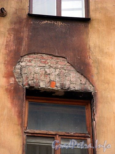 Астраханская ул., д. 26. Видимо, след от пожара над окном второго этажа. Фото август 2004 г.