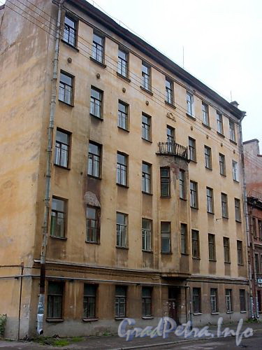 Астраханская ул., д. 26. Фасад здания. Фото август 2004 г.
