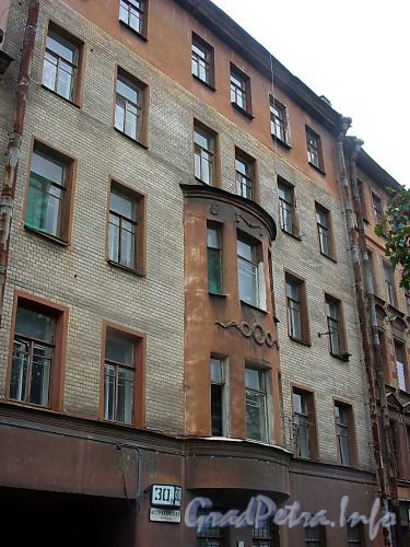 Астраханская ул., д. 30, лит. А. Фрагмент фасада. Фото август 2004 г.