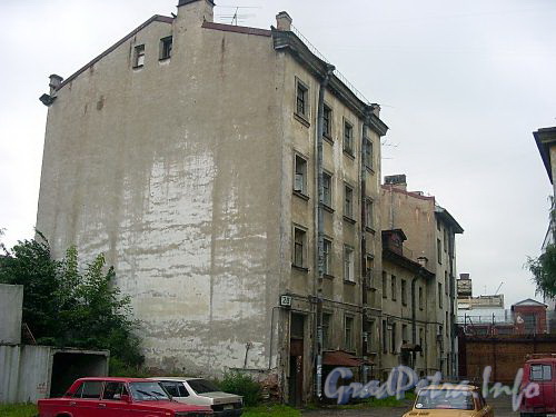 Дома 28, лит. Б, 30, лит. Б и 32, лит. Б по Астраханской улице. Фото август 2004 г.