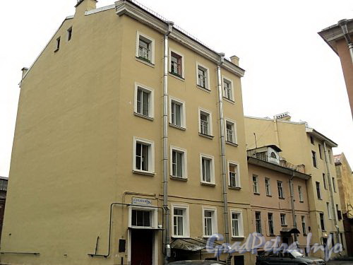 Дома 28, лит. Б, 30, лит. Б и 32, лит. Б по Астраханской улице. Фото август 2010 г.