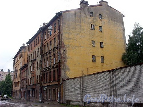 Дома 26, 28, лит. А, 30, лит. А и 32, лит. А по Астраханской улице. Фото август 2004 г.