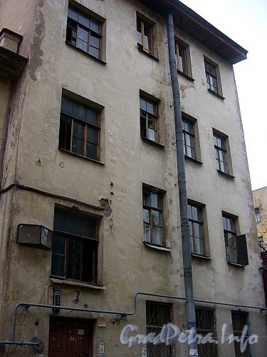 Астраханская ул., д. 32, лит. Б. Фрагмент фасада. Фото август 2004 г.