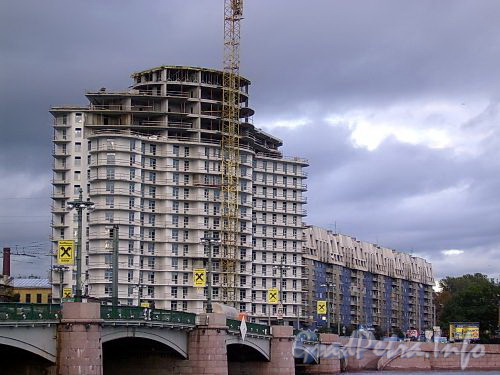 Строительство жилого комплекса «Аврора». Вид с Петроградской набережной. Фото сентябрь 2004 г.