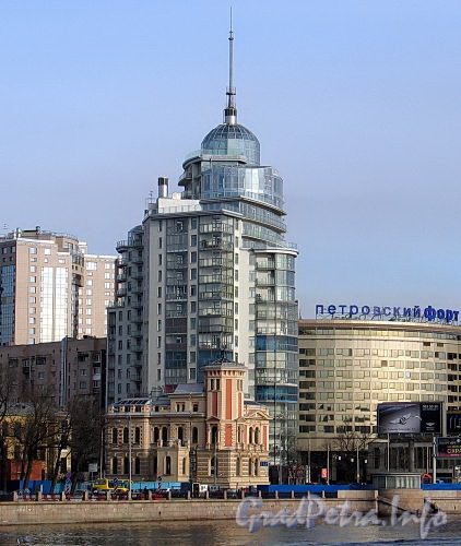 Жилой комплекс «Аврора». Общий вид с Петроградской набережной. Фото апрель 2010 г.
