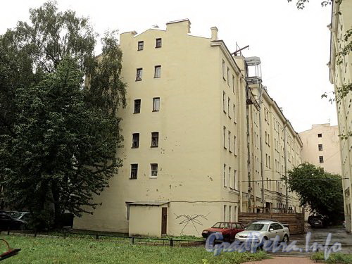 Дома 27, лит. А и 29 по Саратовской улице. Вид со двора. Фото август 2010 г.