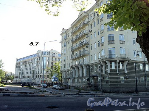 Дом 4 по набережной Мартынова и дом 7 по Кемской улице. Вид с набережной. Фото июнь 2010 г.
