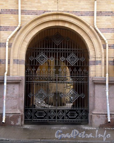 Кирочная ул., д. 1. Здание Офицерского собрания (Дом офицеров). Решетка ворот. Фото март 2010 г.