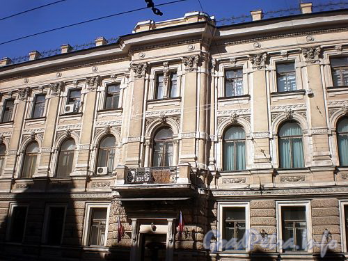 Кирочная ул., д. 4. Фрагмент фасада. Фото апрель 2010 г.