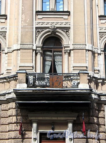 Кирочная ул., д. 4. Фрагмент фасада. Фото май 2010 г.