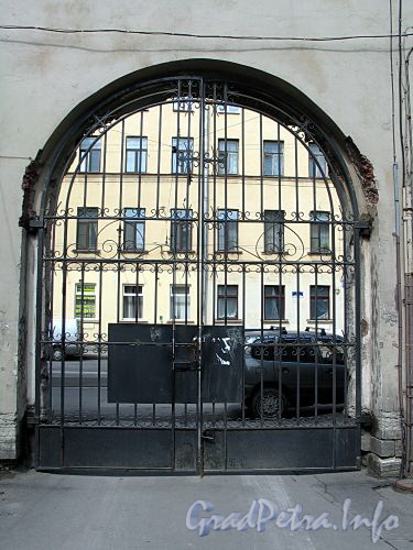 Кирочная ул., д. 5. Решетка ворот ограды. Фото май 2010 г.