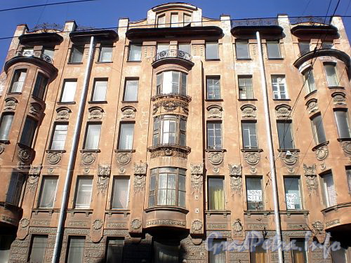 Кирочная ул., д. 6. Доходный дом И.М. Екимова. Фрагмент фасада. Фото апрель 2010 г.