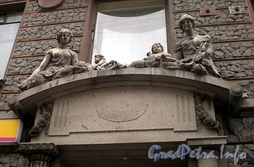Кирочная ул., д. 6. Доходный дом И.М. Екимова. Скульптурная группа над парадным входом. Фото март 2010 г.