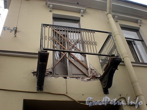 Кирочная ул., д. 14. Аварийный балкон. Фото март 2010 г.