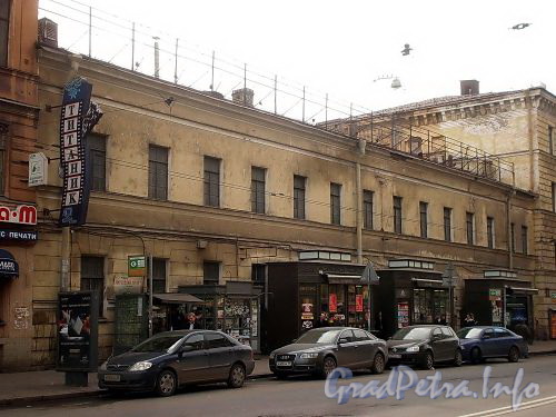 Кирочная ул., д. 15. Фасад левого корпуса. Фото апрель 2010 г.