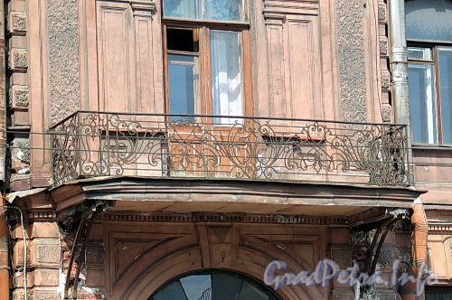 Кирочная ул., д. 18. Особняк Ц.А. Кавоса. Решетка балкона. Фото май 2010 г.