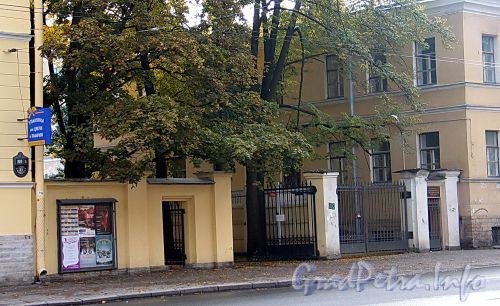 Кирочная ул., д. 31. Ограда между корпусами. Фото сентябрь 2010 г.