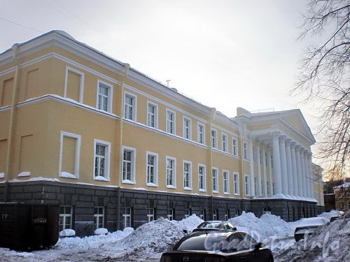 Кирочная ул., д. 35, лит. А. Здание госпиталя лейб-гвардии Преображенского полка. Фасад здания. Фото февраль 2010 г.