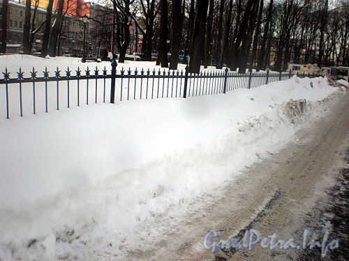 Снежная зима 2010 года в саду у госпиталя лейб-гвардии Преображенского полка. Фото февраль 2010 г.