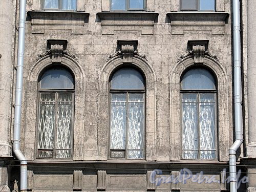 Кирочная ул., д. 40. Итальянские окна бельэтажа. Фото май 2010 г.