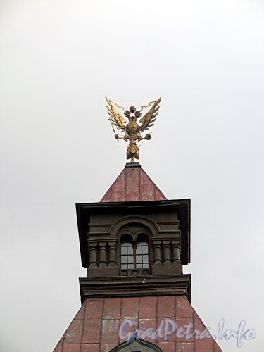 Кирочная ул., д. 43. Здание музея А.В. Суворова. Двуглавый орел над центральной башней. Фото сентябрь 2010 г.