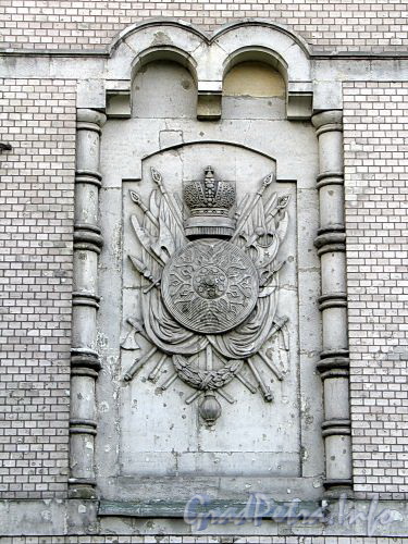 Кирочная ул., д. 43. Здание музея А.В. Суворова. Барельеф на фасаде левого крыла здания. Фото сентябрь 2010 г.