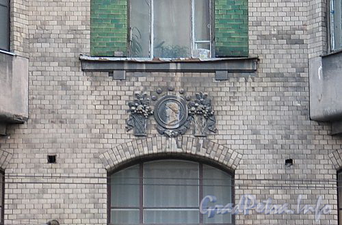 Кирочная ул., д. 49. Элемент художественного оформления фасада здания. Фото сентябрь 2010 г.