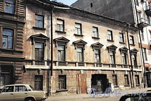 Гангутская ул., д. 8. Фасад лицевого флигеля до реконструкции. Фото конец 1990-х годов. (с сайта компании «Источник-Строй»)