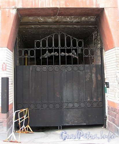 Гангутская ул., д. 10. Решетка ворот. Фото сентябрь 2010 г.