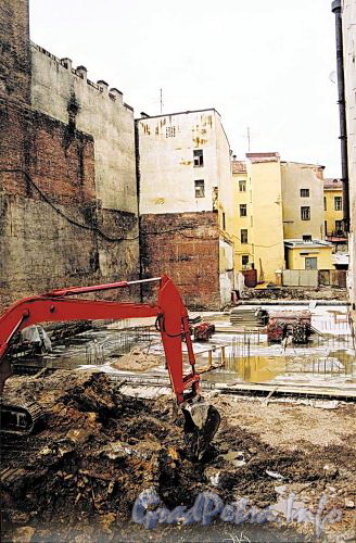 Гангутская ул., д. 8. Строительная площадка жилого комплекса «Монплезир». Фото с сайта компании «Источник-Строй».