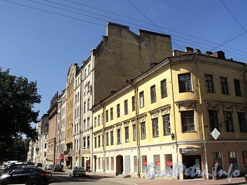 Перспектива четной стороны Гангутской улицы от Гагаринской улицы в сторону набережной Фонтанки. Фото август 2010 г.