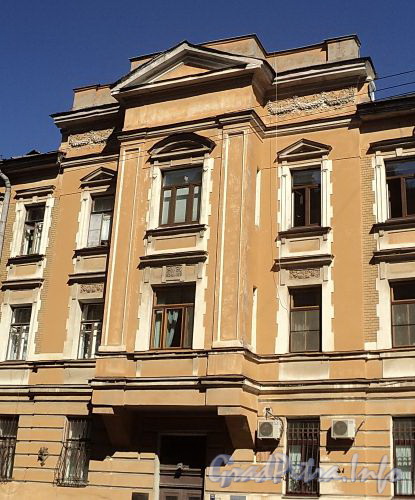 Ул. Радищева, д. 33. Центральная часть фасада. Фото июль 2010 г.