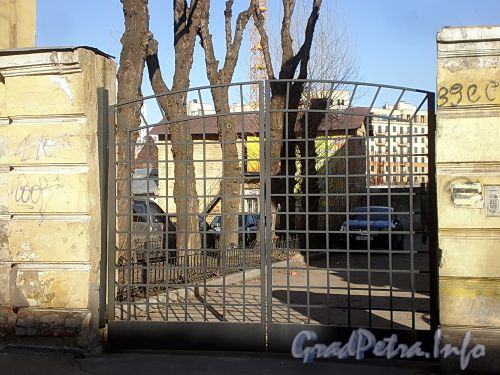 Ворота между домами 35 и 37 по улице Радищева. Фото июль 2010 г.