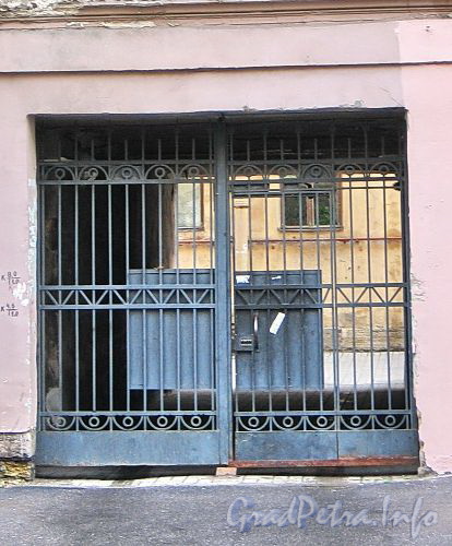 Ул. Радищева, д. 42 (правая часть). Решетка ворот. Фото сентябрь 2010 г.