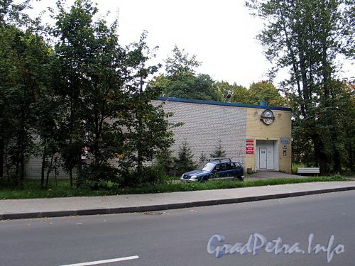 Вязовая ул., д. 4. Одно из зданий комплекса гребного клуба «Знамя». Фото сентябрь 2010 г.