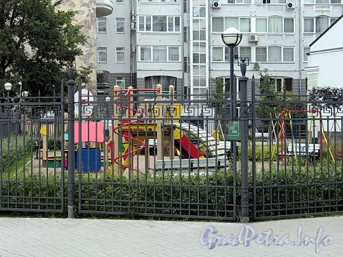 Кемская ул., д. 14. Детская игровая площадка. Фото сентябрь 2010 г.