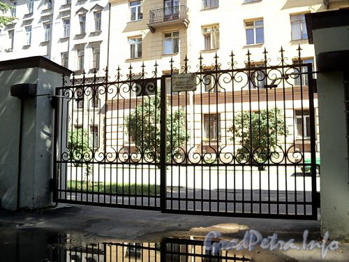 Тверская ул., д. 16. Ворота. Вид на Ставропольскую улицу. Фото август 2010 г.