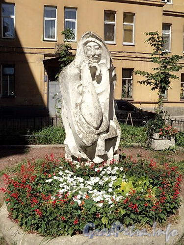 Скульптура «Женщина-мыслитель» в курдонере дома 20 по Тверской улице. Фото август 2010 г.