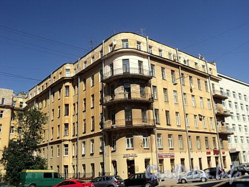 Тверская ул., д. 20. Общий вид правого корпуса. Фото август 2010 г.