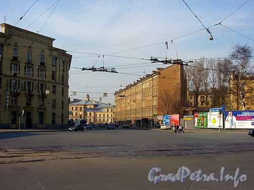 Перспектива улицы Бонч-Бруевича от Тульской улицы в сторону Смольного проспекта. Фото апрель 2004 г.