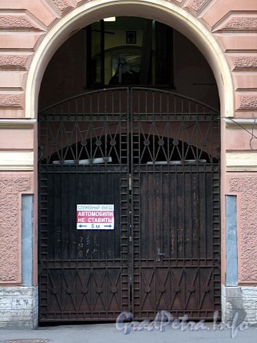 Верейская ул., д. 16. Решетка ворот. Фото август 2010 г.