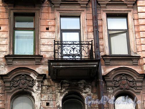 Верейская ул., д. 18. Фрагмент фасада с балконом. Фото август 2010 г.