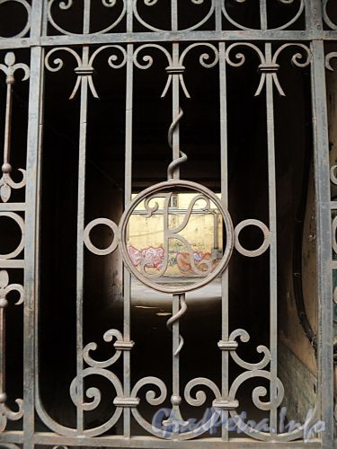 Верейская ул., д. 18. Монограмма на решетке ворот. Фото август 2010 г.