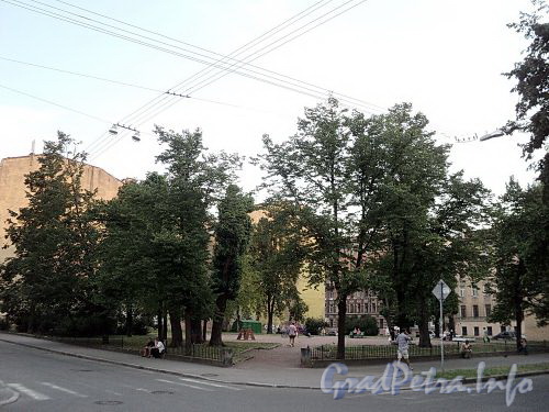 Сквер с детской площадкой на углу Верейской улицы и Клинского проспекта. Фото август 2010 г.